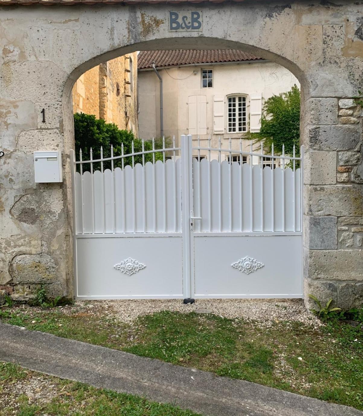 La Maison Du Pont La Rochebeaucourt-et-Argentine Esterno foto
